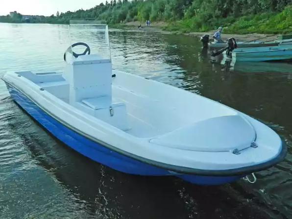 Стеклопластиковая лодка Пингвин с консолью (тримаран) в Тобольске