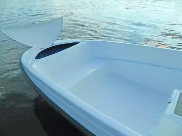 Стеклопластиковая лодка Пингвин с консолью (тримаран) в Тобольске