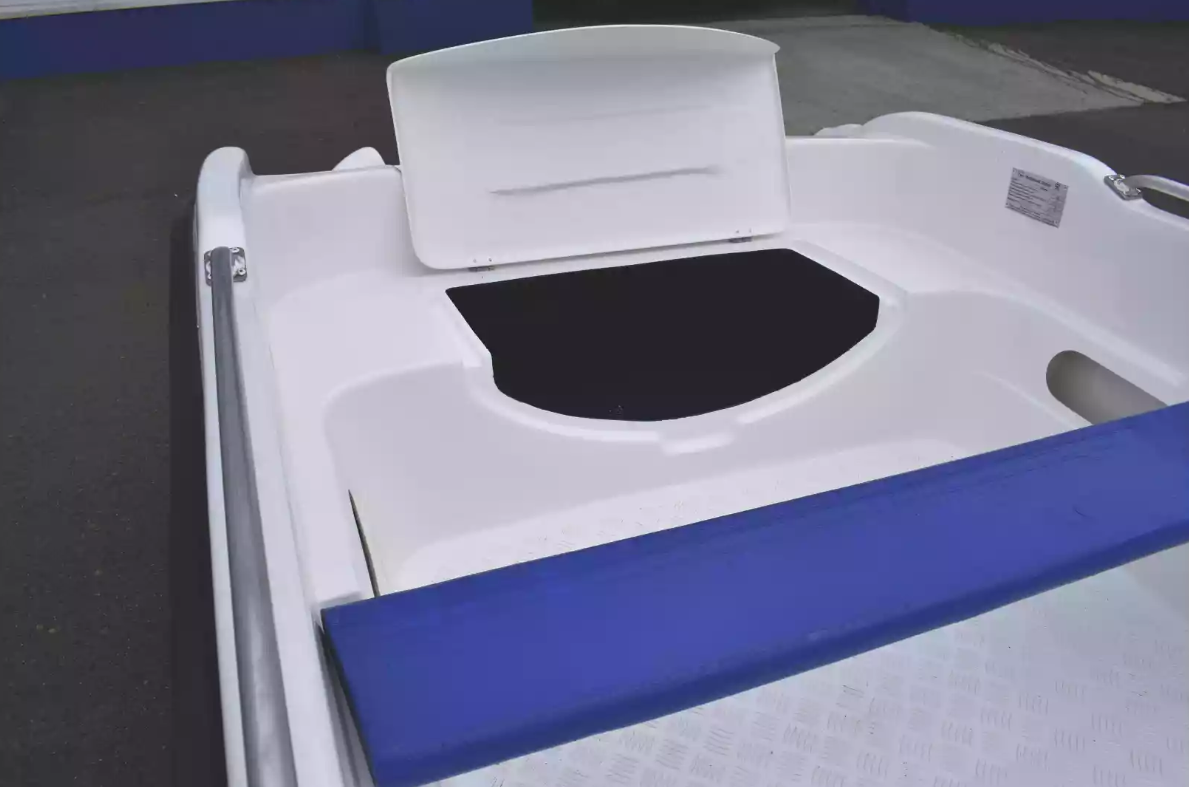 Стеклопластиковая лодка Пингвин New (тримаран) в Тобольске