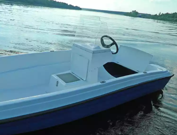 Стеклопластиковая лодка Пингвин с консолью (тримаран) в Тобольске