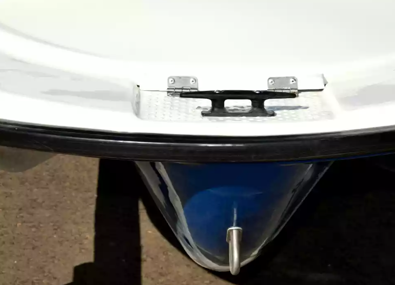 Стеклопластиковая лодка Пингвин с консолью (тримаран) в Тобольске