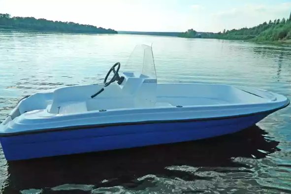 Стеклопластиковая лодка Пингвин с консолью (тримаран) в Тобольске
