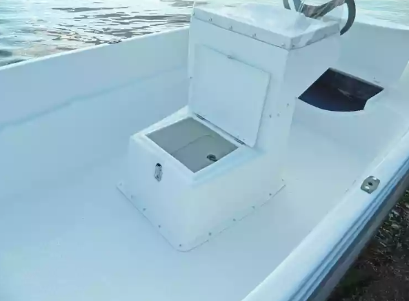 Стеклопластиковая лодка Пингвин с консолью (тримаран) в Тобольске